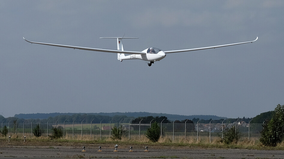 Segelflugzeug SZD-55-2 Nexus e-motion im Anflug über Grasfläche.